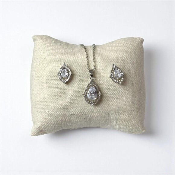 Luxury Necklace and Earrings Set - Picture 3 of 5